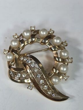 vintage crown trifari faux pearl gold tone wreath ribbon brooch signed 60s